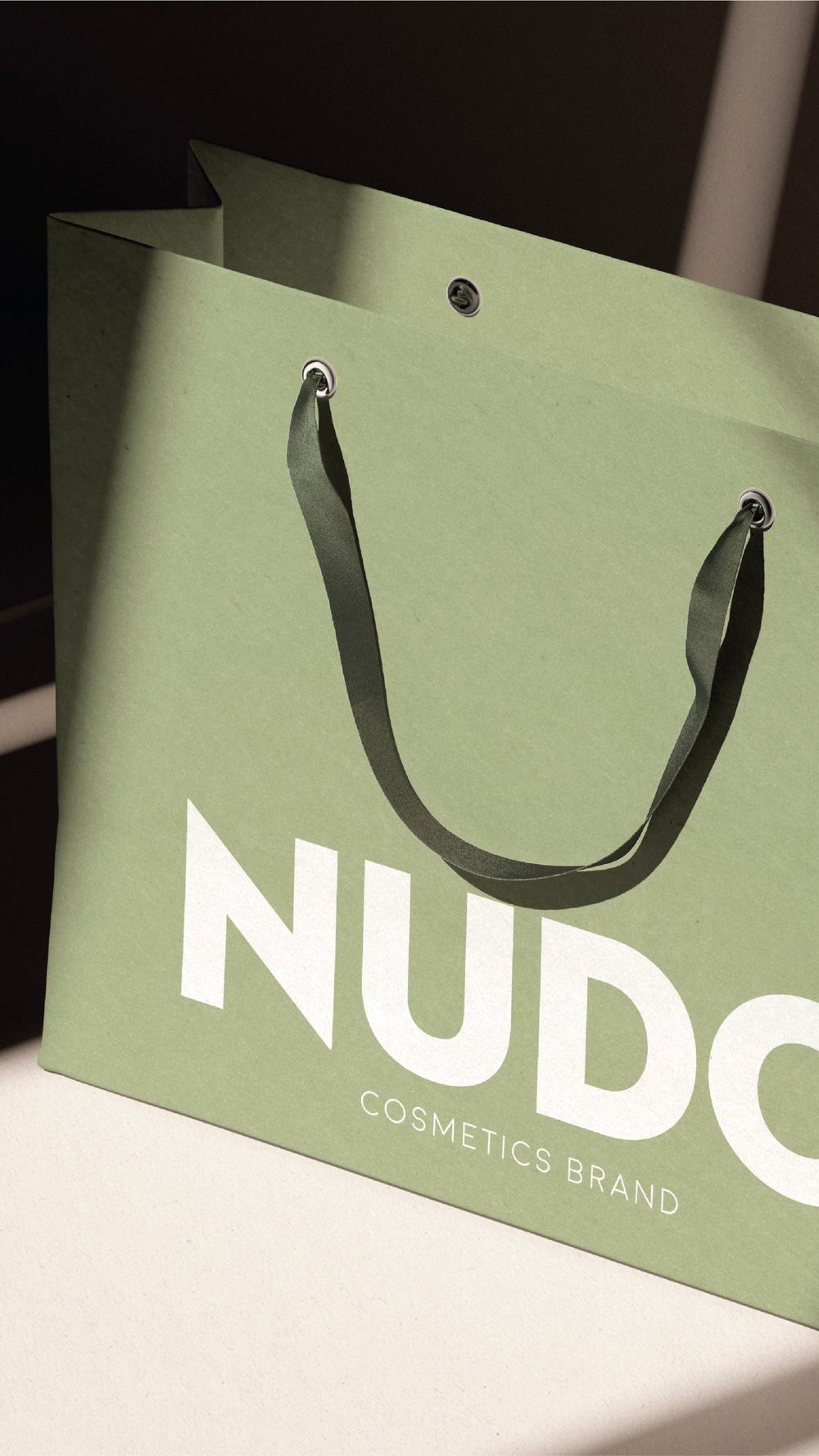Shopper verde salvia con manici in nastro e il logo Nudo